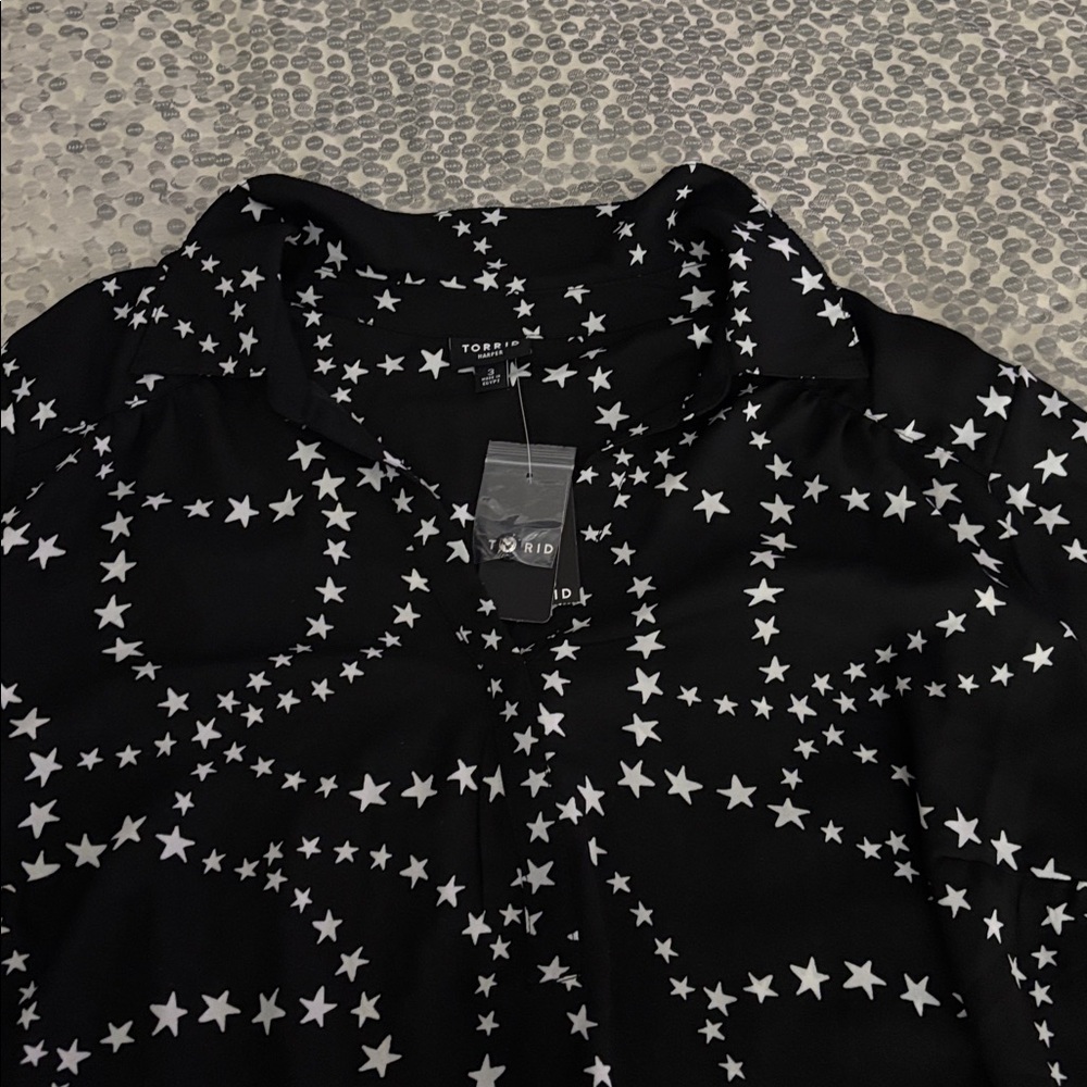 Torrid Black and White Star Pattern Blouse - Picture 5 of 6